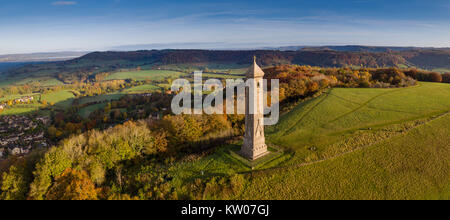 Une vue aérienne du monument de Tyndale, à l'automne, North Nibley, Wotton-Under -Edge, Gloucestershire. Tourné avec un bourdon par un détenteur de permis UK CAA. Banque D'Images