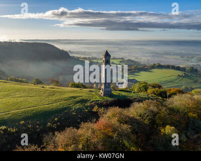 Une vue aérienne du monument de Tyndale, à l'automne, North Nibley, Wotton-Under -Edge, Gloucestershire. Tourné avec un bourdon par un détenteur de permis UK CAA. Banque D'Images