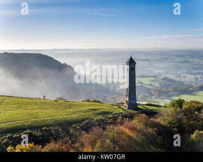 Une vue aérienne du monument de Tyndale, à l'automne, North Nibley, Wotton-Under -Edge, Gloucestershire. Tourné avec un bourdon par un détenteur de permis UK CAA. Banque D'Images