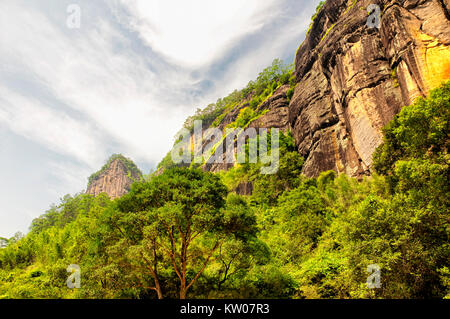 Formations rocheuses bordant le neuf bend river ou à 56 Dongpo Wuyishan ou Le Mont Wuyi Wuyi dans la zone panoramique de la Chine dans la province du Fujian Banque D'Images