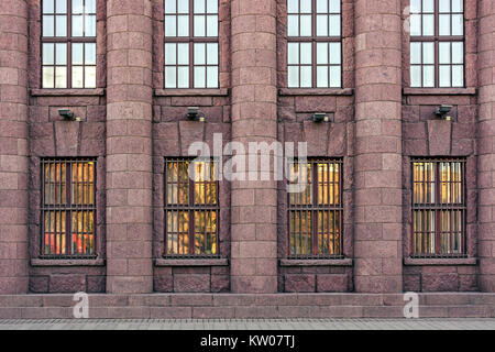 La façade d'un bâtiment de granit rose avec des fenêtres et des colonnes dans la ville de Saint Petersbourg. À partir de la fenêtre Série de Saint-Pétersbourg. Banque D'Images