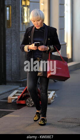 "La Poupée Ken' Rodrigo Alves shopping à Milan comprend : Rodrigo Alves Où : Milan, Italie Quand : 27 Nov 2017 Credit : IPA/WENN.com **Uniquement disponible pour publication au Royaume-Uni, USA, Allemagne, Autriche, Suisse** Banque D'Images