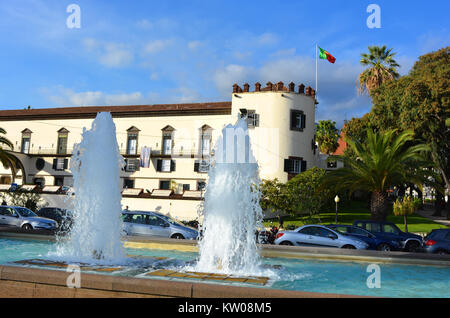 Fontaine sur l'esplanade avec Av. Do Mar et le 15e siècle Musée du Palais de São Lourenço derrière, Funchal, Madeira, Portugal Banque D'Images