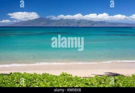 Journée calme à Napili Bay, Maui, Hawaii. L'île de Molokai est dans la distance. Banque D'Images