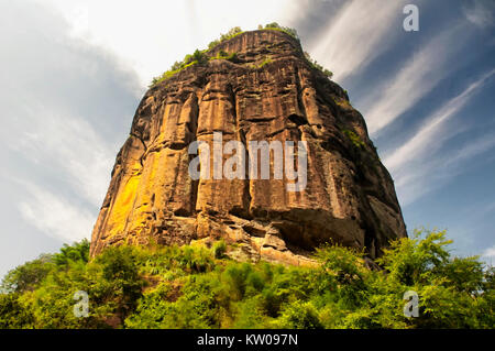 Formations rocheuses bordant le neuf bend river ou à 56 Dongpo Wuyishan ou Le Mont Wuyi Wuyi dans la zone panoramique de la Chine dans la province du Fujian Banque D'Images