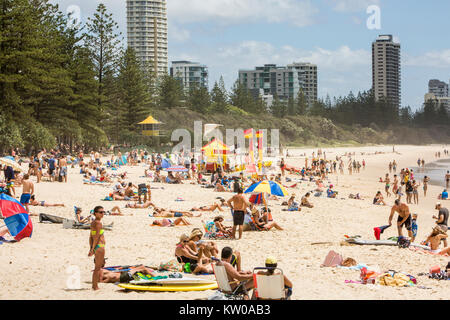 Personnes bronzer et se détendre sur la plage de Burleigh Heads sur la Gold Coast du Queensland, Australie Banque D'Images