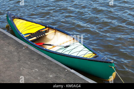 Kayak amarré à quai prêt à sortir sur l'eau libre Banque D'Images