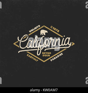 La Californie d'été l'étiquette avec l'ours et typographie éléments. Retro style surf pour t-shirts, tasses, emblèmes, conception de vêtements, de vêtements et d'autres de l'identité. Le point isolé sur fond sombre Banque D'Images