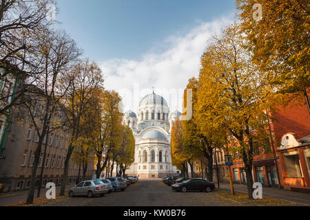 L'extérieur du dôme de Saint Michel Archange l'Église (église) en garnison et bordée d'Laisves Aleja, Kaunas, la deuxième ville de la Lituanie à l'automne Banque D'Images