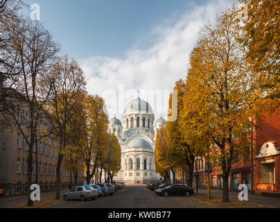 L'extérieur du dôme de Saint Michel Archange l'Église (église) en garnison et bordée d'Laisves Aleja, Kaunas, la deuxième ville de la Lituanie à l'automne Banque D'Images