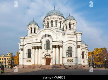 L'imposition d'extérieur blanc de l'Art Roman l'Archange Saint-Michel (l'église Église de garnison), Laisves Aleja, Kaunas, deuxième ville de la Lituanie à l'automne Banque D'Images