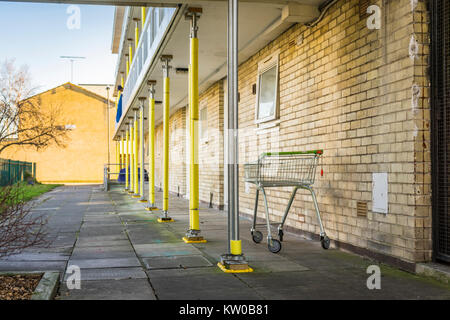 Panier abandonnés à l'extérieur conseil appartements à Golden Grove housing estate 2017, St Marys, Southampton, England, UK Banque D'Images