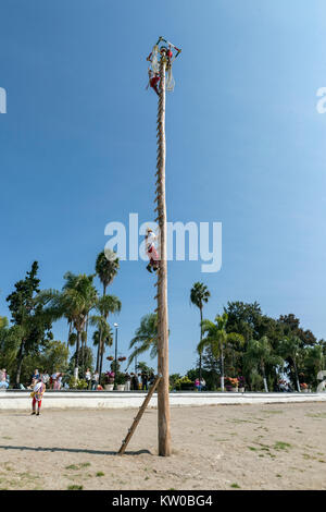 Obtenir le prêt des cordes au sommet du poteau, Danza de los Voladores, Chapala, Mexique Banque D'Images