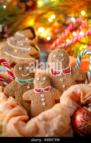Fête de la famille la nouvelle année. La vie toujours avec les cookies sous la forme de petites gens et les arbres de Noël sur l'arrière-plan d'une guirlande. Banque D'Images