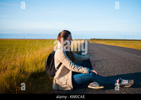 Jeune femme se trouve sur la route touristique. Banque D'Images