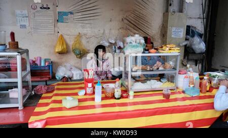 Lady à son Noddle Stal Fast Food Street Vendor Open Air Phnom Penh Cambodge entrepreneur indépendant Banque D'Images