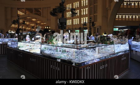 Bijoux orientaux et d'or à l'intérieur du Marché Central Phsar Thmei style Art déco à Phnom Penh Cambodge à partir de la période coloniale française Banque D'Images