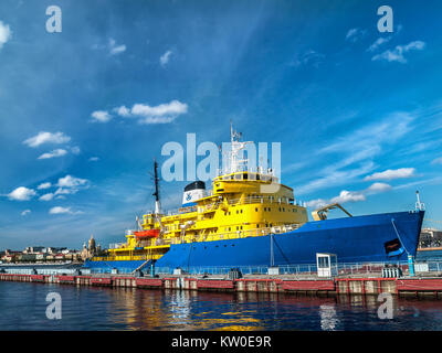 Un grand brise-glace de diesel de couleur jaune-bleu se tient sur le quai près de la Promenade des Anglais sur la Neva à Saint-Pétersbourg à l'été sur Banque D'Images