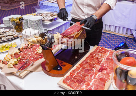 Se préparer pour le jamon Cook de trancher. Le chef prépare la viande jamon Banque D'Images