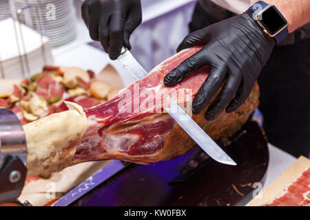 Se préparer pour le jamon Cook de trancher. Le chef prépare la viande jamon Banque D'Images