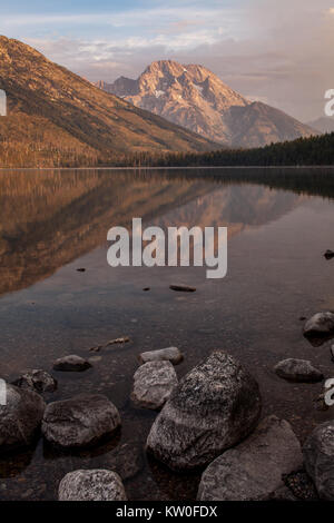 Jenny Lake dans le Parc National de Grand Teton est formé d'environ 12 000 ans par le mouvement des glaciers. Le lac est estimé à plus de 400 pieds de profondeur et n'est plus de 1 100 acres dans la taille. C'est l'une des principales attractions du parc et a de nombreuses activités à la fois autour de lui et à proximité. Il est intéressant dans le monde d'aujourd'hui, il y a eu une étude en 2005 qui indiquait les eaux du lac Jenny n'ont pas été lésés par l'air ou de la pollution de l'eau. Banque D'Images
