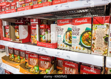 Campbells stock, de soupe produits en vente dans un supermarché de Sydney, Australie Banque D'Images