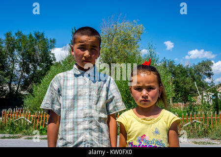 UGUT, KIRGHIZISTAN - Le 16 août : frères et Sœurs, un frère et une soeur qui posent avec de sérieux de l'expression du visage. Ugut est un village isolé au Kirghizistan. Août 201 Banque D'Images