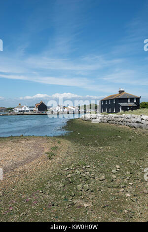 Historique La Maison noire sur Mudeford cracher dans Christchurch, Dorset. Mudeford Quay est à l'arrière-plan. Banque D'Images