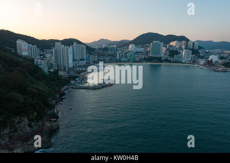 Vue aérienne de Songdo beach et Busan city dans le coucher de soleil depuis le téléphérique. Busan autrefois connu sous le nom de Pusan et maintenant officiellement Busan Metropolitan City Banque D'Images