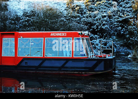 Le bateau permet d'Archimède, puisque l'Union canal couvert de glace vers la roue de Falkirk comme le froid se poursuit. Banque D'Images
