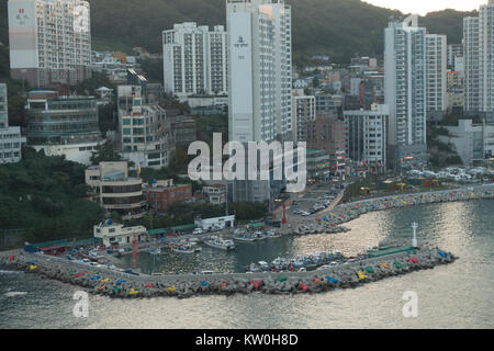 Vue aérienne de Songdo beach et Busan city dans le coucher de soleil depuis le téléphérique. Busan autrefois connu sous le nom de Pusan et maintenant officiellement Busan Metropolitan City Banque D'Images