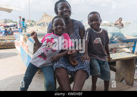 Maman avec ses deux garçons, village de pêcheurs, de Jamestown Jamestown, Accra, Ghana Banque D'Images