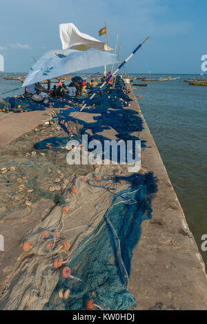 Les pêcheurs réparer leurs filets sur le quai, village de pêcheurs de Jamestown, Jamestown, Accra, Ghana Banque D'Images