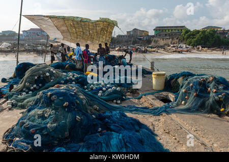 Les pêcheurs réparer leurs filets sur le quai, village de pêcheurs de Jamestown, Jamestown, Accra, Ghana Banque D'Images