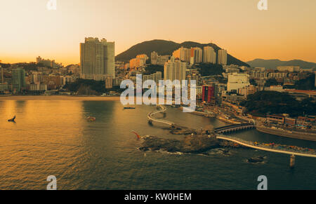 Vue aérienne de Songdo beach et Busan city dans le coucher de soleil depuis le téléphérique. Busan autrefois connu sous le nom de Pusan et maintenant officiellement Busan Metropolitan City Banque D'Images