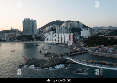 Vue aérienne de Songdo beach et Busan city dans le coucher de soleil depuis le téléphérique. Busan autrefois connu sous le nom de Pusan et maintenant officiellement Busan Metropolitan City Banque D'Images