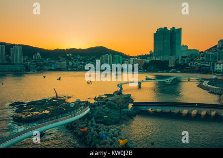 Vue aérienne de Songdo beach et Busan city dans le coucher de soleil depuis le téléphérique. Busan autrefois connu sous le nom de Pusan et maintenant officiellement Busan Metropolitan City Banque D'Images