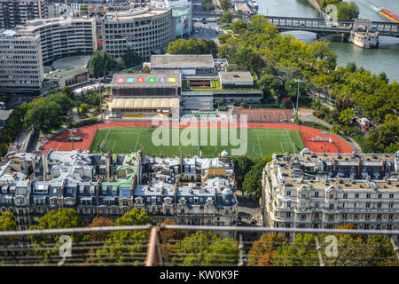 Vue d'un terrain de sport de l'école à partir de la première plate-forme de la Tour Eiffel à Paris, France Banque D'Images