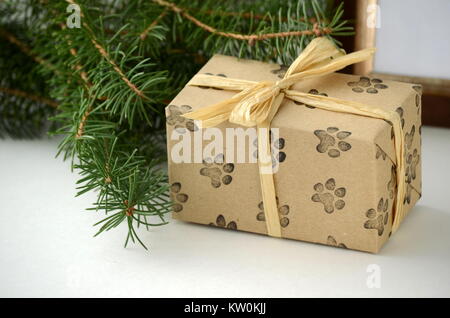 Joliment emballé des cadeaux de Noël et des cadeaux. Cadeaux colorés sur un fond style blanc avec copie espace. Banque D'Images