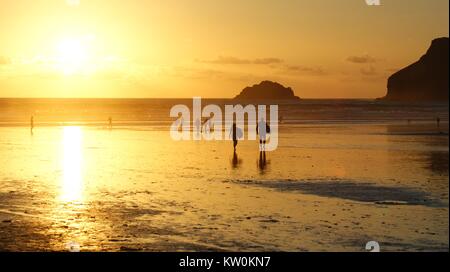 SONY DSC, coucher du soleil, les surfeurs Polzeath, Cornwall Banque D'Images