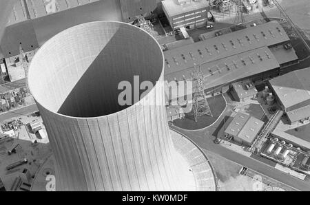 TARONG, l'Australie, vers 1980 : Vue aérienne d'une tour de refroidissement à une centrale à charbon au cours de la construction vers 1980 à Tarong, Queensland, Australie. Banque D'Images