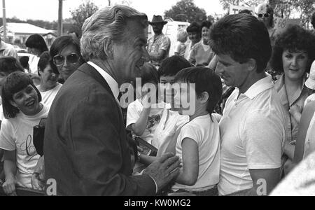 L'ancien Premier Ministre australien, Bob Hawke (au centre) accueille les gens de Warwick, Queensland, Australie, 1983 Banque D'Images