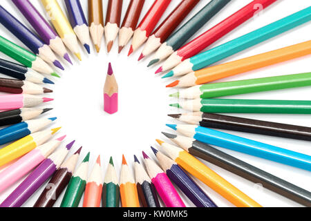 Petit crayon aiguisé à la recherche en cercle à partir d'un ensemble de crayons gisant près de l'autre, isolé sur fond blanc Banque D'Images