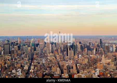 Une vue vers le nord, vers le centre de Manhattan, d'un observatoire mondial, One World Trade Center, Manhattan, New York, New York Banque D'Images