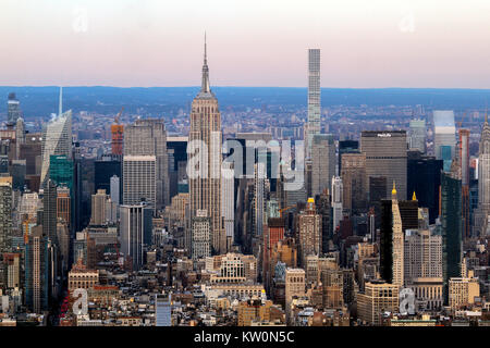 Une vue vers le nord, vers le centre de Manhattan, d'un observatoire mondial, One World Trade Center, Manhattan, New York, New York Banque D'Images