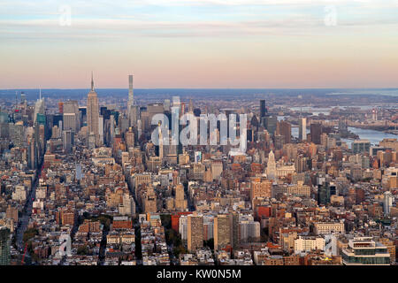 Une vue vers le nord, vers le centre de Manhattan, d'un observatoire mondial, One World Trade Center, Manhattan, New York, New York Banque D'Images