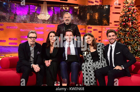 De 0001 SOUS EMBARGO VENDREDI 29 DÉCEMBRE Graham Norton de l'hôte (debout) avec (de gauche à droite, assis) Gary Oldman, Suranne Jones, Hugh Jackman, Zendaya et Zac Efron apparaissant sur le Graham Norton Show filmé au London Studios, Londres d'être diffusées sur le Nouvel An. Banque D'Images