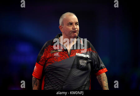 Phil Taylor réagir pendant douze jours de la William Hill World Darts Championship à Alexandra Palace, Londres. Banque D'Images