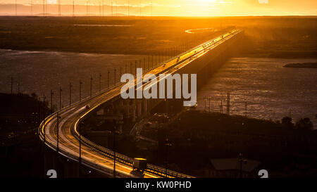 Khabarovsk pont est un pont de chemin de fer, route qui traverse le fleuve Amour à Khabarovsk Banque D'Images