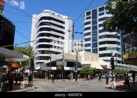 La sortie de la rue Victoria et Manners Street, Wellington, Nouvelle-Zélande montrant les piétons, feux de circulation, commerces, bus lane et deux immeubles de grande hauteur. Banque D'Images